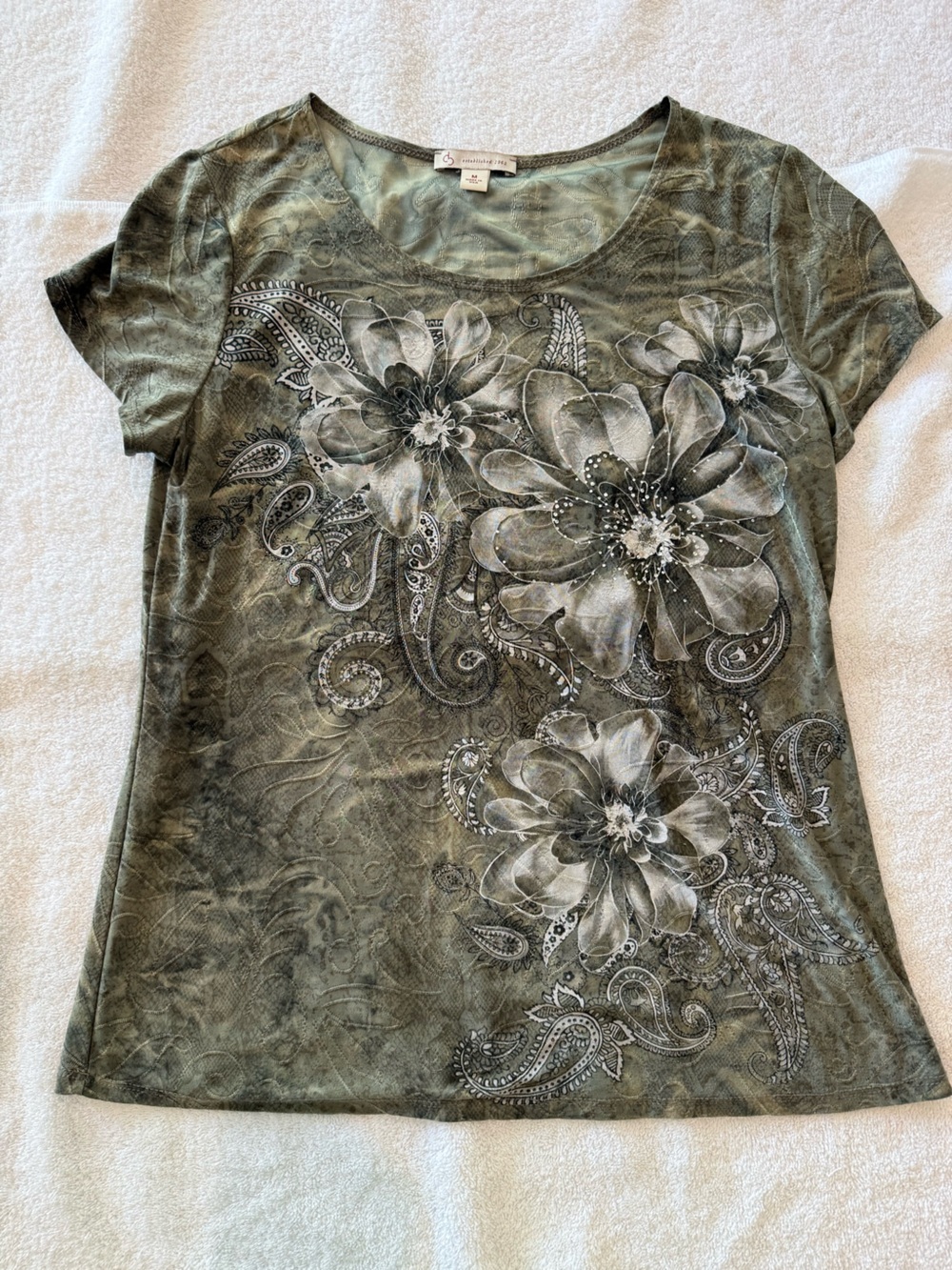 db Estanlished 1962 Women’s  Olive Green Floral Short Sleeve Tee - size Medium